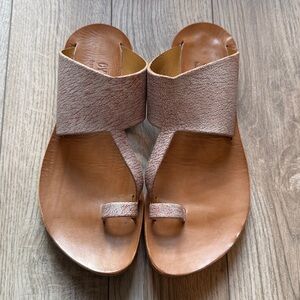 Perfect like new Cydwoq v flat metallic tan sandals 38.5